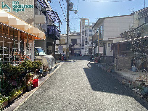 高野泉町 新築戸建の前面道路含む現地写真