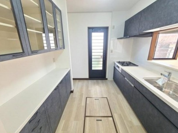 【中古】川越市かすみ野軽量鉄骨中古住宅のキッチン|余裕あるキッチンスペース！
勝手口あります