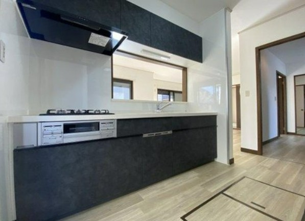 【中古】川越市かすみ野軽量鉄骨中古住宅のキッチン|対面式のシステムキッチンでお料理をしながらリビングを見渡せます！