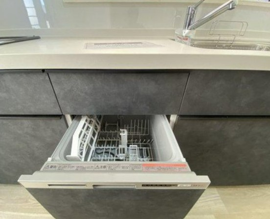 【中古】川越市かすみ野軽量鉄骨中古住宅のキッチン|食器洗い乾燥機付きで家事の負担も軽減♪