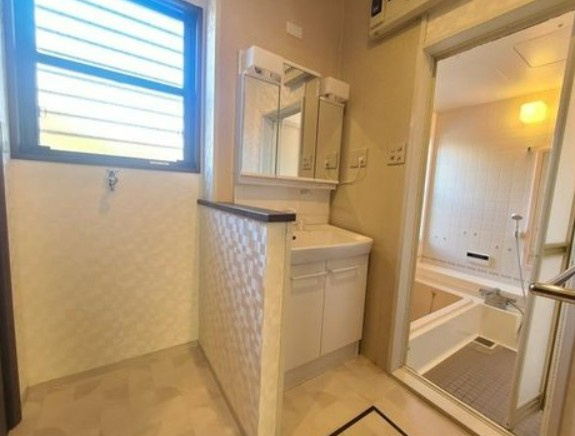 【中古】川越市かすみ野軽量鉄骨中古住宅の独立洗面台|朝の身支度に欠かせない洗面台です！