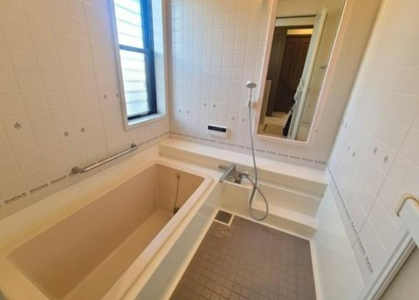 【中古】川越市かすみ野軽量鉄骨中古住宅の浴室|足の伸ばせるバスタブでリラックスタイムを過ごしましょう！