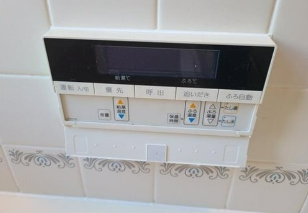 【中古】川越市かすみ野軽量鉄骨中古住宅の発電・温水設備|給湯器操作パネル