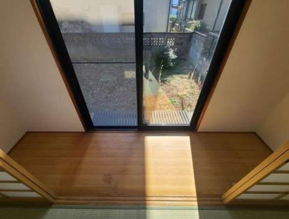 【中古】川越市かすみ野軽量鉄骨中古住宅の和室|縁側もありお庭を見てお茶するのも良いです♪