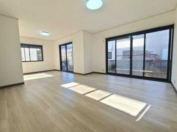 【中古】川越市かすみ野軽量鉄骨中古住宅の居間・リビング|窓も大きく採光・採風しっかりとれています！