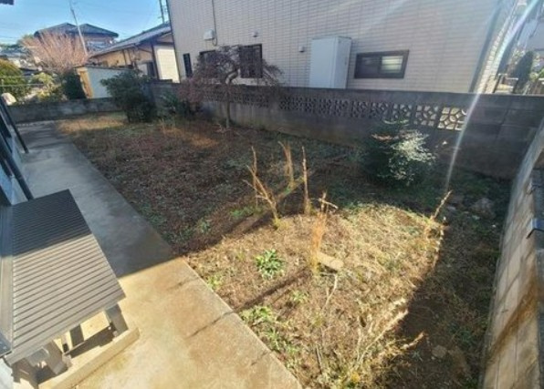 【中古】川越市かすみ野軽量鉄骨中古住宅の庭|陽当り良好なお庭付きです！