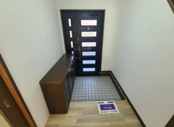 【中古】川越市かすみ野軽量鉄骨中古住宅の玄関|明るい玄関ホールです！