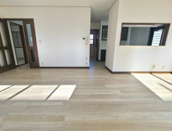 【中古】川越市かすみ野軽量鉄骨中古住宅の居間・リビング|22帖ある広々したLDKです！