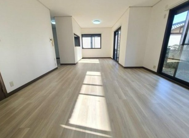 【中古】川越市かすみ野軽量鉄骨中古住宅の居間・リビング|解放感あるリビングダイニング♪