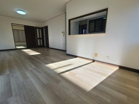 【中古】川越市かすみ野軽量鉄骨中古住宅の居間・リビング|明るいリビングです