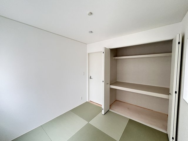 【Cradle garden】壬生町安塚 第5 全3棟の和室|〇1号棟・4.5帖和風サービスルーム〇
和室の雰囲気を崩さない扉付き収納！
生活感をそっと隠しつつ、布団や季節物もすっきり収まる実用性の高いスペースです♪
※2026年5月撮影