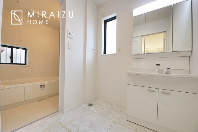 【独立洗面台】 | 高級感漂う洗面台です。鏡の後ろの収納棚もとても充実しております。コスメが大好きな奥様も、女子力高いご主人様もきっとご満足いただける収納力です。三面鏡なので、ヘアセットにも便利です。