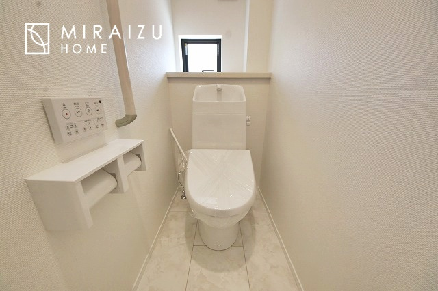 【洗面所】 | 洗濯機置き場と脱衣スペースもしっかりと確保されている洗面室、洗面コーナーは、窓から陽も差し明るく開放的な造りです。家事導線も良いので洗濯物やお湯はりもストレスフリーに毎日家事を楽しめそうです。