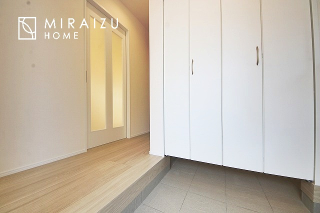 【トイレ】 | 空気の換気と窓からの光の明るさに配慮した清潔感のあるトイレ、ご自分の好きなアロマや芳香剤を置いて落ち着く空間を演出、一人になれる空間ですから、リラックスしたいですね。