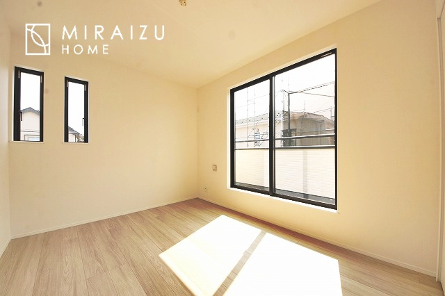 【内装】 | プライベートの空間もみんなで過ごす空間も両社兼ね備えたつくりです。階段には安全性を配慮し、手すりを設置。太陽の光と風が心地良い窓も付いた内装です。