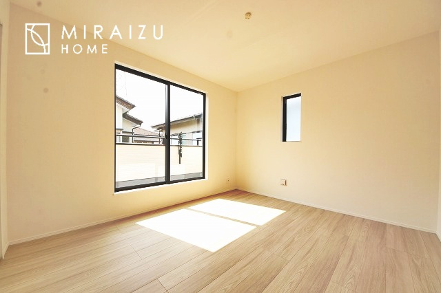 【洋室】 | 居心地の良さそうなリラックスできる空間。独立性のある建物ですので、ご自分の時間を大切にしたご家族様にぴったりです！