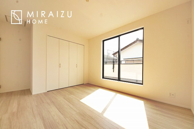 【寝室】 | 広さのある洋室は、ご夫婦様の寝室にぴったりですね。ご主人様の趣味のものや書斎などにも使用できるくらいの広さが嬉しいです。収納もばっちり完備してますのでお荷物が多いご家族様も安心してお暮しいただけます！