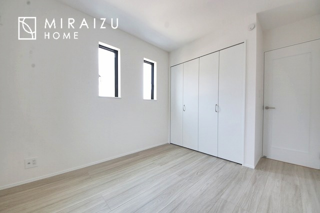 【子供部屋】 | お子様のお部屋にも主寝室にも使えますね。窓が二面についていますので採光もばっちり、空気の入れ替えもOK！自分のお部屋を持ちたいお子様の夢を叶えます！