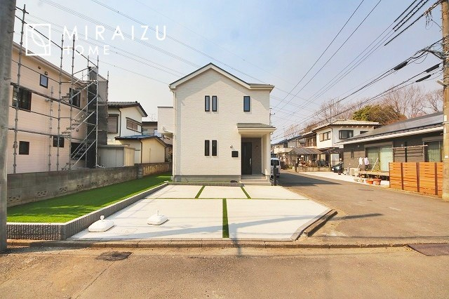 【外観】 | 青く澄み渡った綺麗な空と、陽の光をたっぷりと受ける、そんな新築住宅で新生活をスタートしてみませんか？見学・ご相談等、ミライズホーム(株)までお気軽にご連絡下さい。