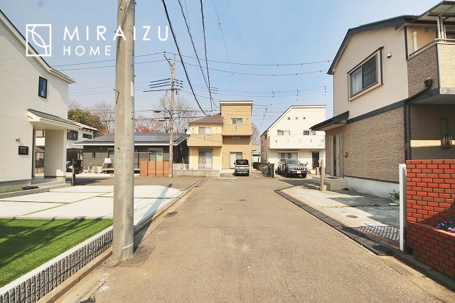 【洋室】 | 心も体も癒されるゆったりと落ち着いた洋室。窓が多いつくりになっています。窓が多いと明るい空間を保ち、室内へ気持ちの良い風も取り込んでくれます。