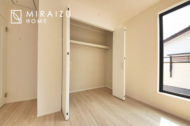 【寝室】 | 収納あり、自然な採光ありの洋室。家族みんなが気持ち良く目覚められる、過ごしやすい主寝室などにもお勧め。もちろん、ペットもご一緒に。