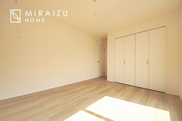 【子供部屋】 | 床のフローリングもオシャレな洋室が嬉しいです。独立性のある住宅ですので、各居室それぞれ、テイストの違うお部屋インテリア造りをしても面白いかもしれませんね！