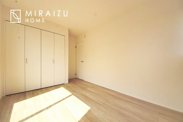 【洋室】 | 小鳥の鳴き声で目覚める朝、爽やかな風が入ります。太陽の陽射しでお洗濯物がカラッと乾き、気持ちの良い洋服とお布団で快適に過ごせます。