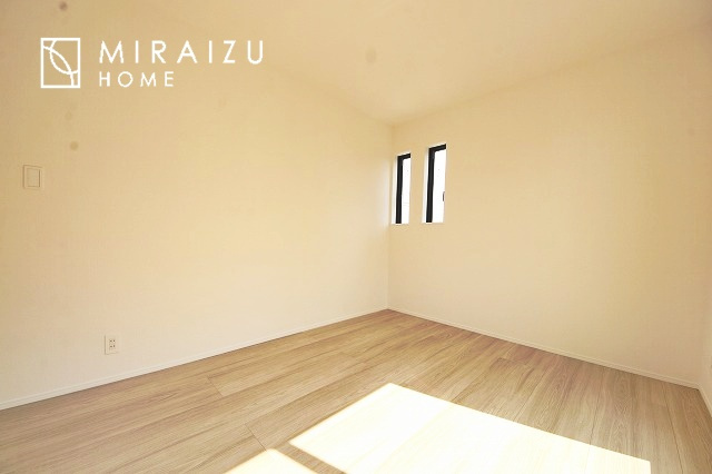 【収納】 | 収納あり、自然な採光ありの洋室。家族みんなが気持ち良く目覚められる、過ごしやすい主寝室などにもお勧め。もちろん、ペットもご一緒に。