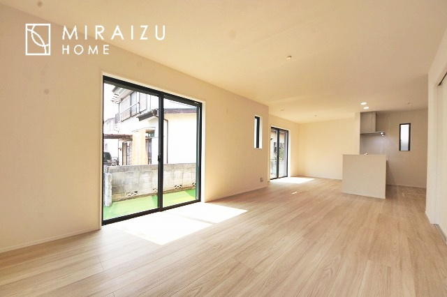 【居間・リビング】 | 陽当たりが心地の良いリビング空間です。日中はカーテンを開けて自然な光を取り込みリラックスして過ごしたいですね、照明器具もセンスの良いものを使いたいですね。