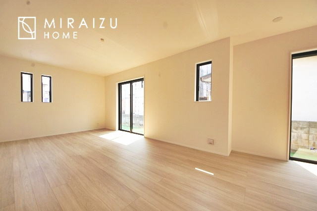 【居間・リビング】 | 大きな窓が特徴の南向きリビングでは、太陽光も沢山取り込むことが出来てお家の中にいても日光浴が可能ですね、開放的な空間です。インテリア選びも楽しそう、ご家族様で相談しながらインテリア配置も楽しみたいです