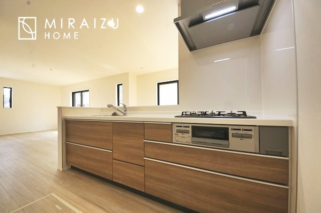 【居間・リビング】 | 明るい光が取り入れられる空間設計のリビングです。インテリア配置もしやすい間取りです。壁や床の色と合わせて落ち着いたインテリアも選びたいですね♪グリーンを飾っても素敵だと思います。