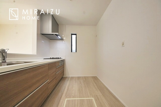 【キッチン】 | 洗練されたキッチンでは毎日の家事を少しでも楽に快適に工夫したいですね、大きいシンクではお皿洗いもストレスフリー、3口コンロでは要領よくお料理も可能です。レンジフードもお掃除がしやすい設計が嬉しい。