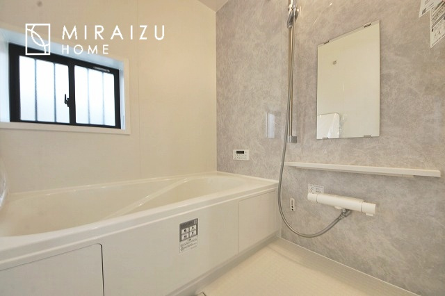 【キッチン】 | スッキリとした形が上品な広々ワイドキッチンです。レンジフードもすっきりとした造りなので圧迫感もございません。窓もあり明るい空間の中で毎日お料理することが可能です。収納スペースも広いのが嬉しいですね。