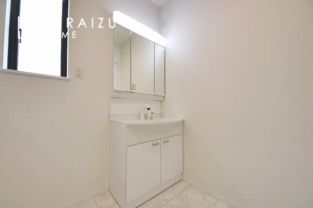 【浴室】 | 清潔感のあるホテルのような広い浴室が自慢です。疲れた日にはお湯をためてリラックスタイムを楽しみたいですね、今はスマホも防水の時代です、半身浴をしながら動画視聴、漫画視聴、楽しく過ごしたいですね^^