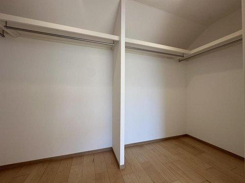 ◆小竹町1丁目の収納|たくさんの洋服をかけてもシワになりにくいウォークインクローゼット。衣類以外にも、普段使わない家電やスーツケース、ストック品などスッキリ収納できます