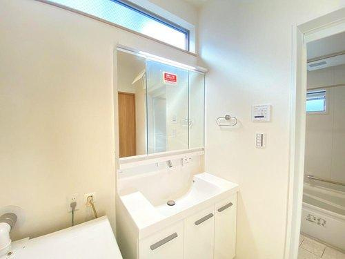 ◆小竹町1丁目の洗面所|大きな鏡の三面鏡の裏側は収納スペースあります