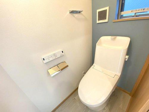 ◆小竹町1丁目のトイレ|トイレはウォシュレット付きで、室内に窓もありますので、明るく換気もばっちりです