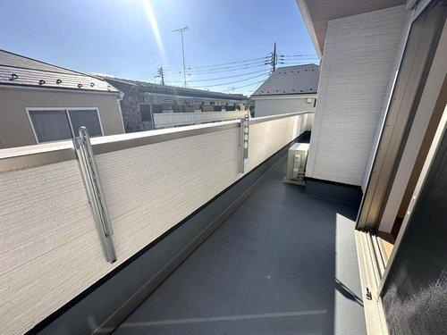 ◆小竹町1丁目のバルコニー|広いバルコニーからたっぷりの光をうけたお布団やシーツから太陽のにおいが感じられます。