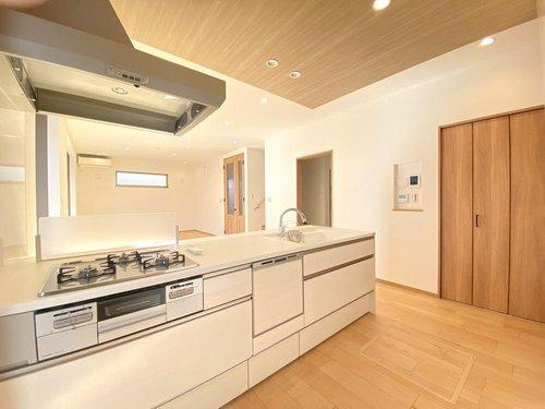 ◆小竹町1丁目のキッチン|対面式キッチンなのでリビング全体を見渡せます！