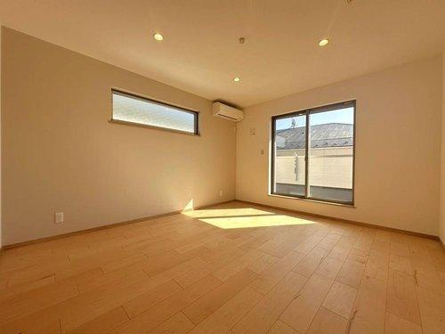 ◆小竹町1丁目のその他|バルコニーに面した寝室は窓が大きく開放感があります