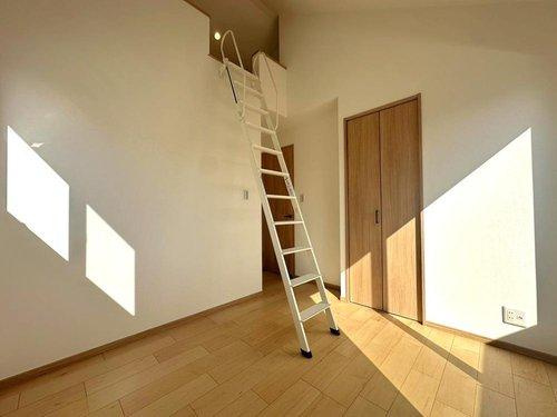 ◆小竹町1丁目のその他|趣味空間として、収納としてスペース有効活用できるロフト付き。