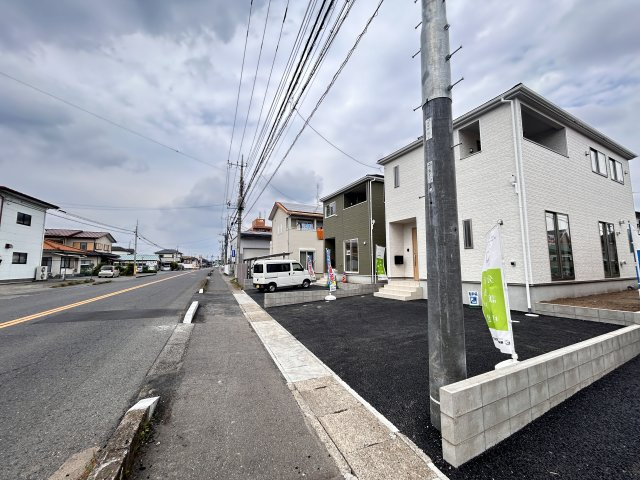 【Cradle garden】壬生町安塚 第5 全3棟の前面道路含む現地写真|〇2号棟〇
前面道路が12ｍあることで、陽当たり・風通しも良好☆
見通しも良いので車庫入れが苦手でもスムーズに行えます。
※2026年5月撮影