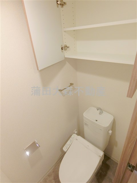 ARCOBALENO UMEYASHIKI アルコバレーノ梅屋敷のトイレ|吊り戸棚と温水洗浄便座付きのトイレ