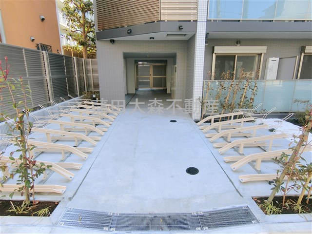 ARCOBALENO UMEYASHIKI アルコバレーノ梅屋敷のその他共用部分|ラック式の駐輪場