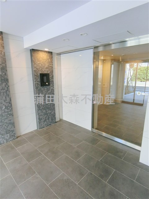 ARCOBALENO UMEYASHIKI アルコバレーノ梅屋敷のエントランス|防犯カメラTVモニター付オートロック宅配BOXメールBOX管理人室　エントランス