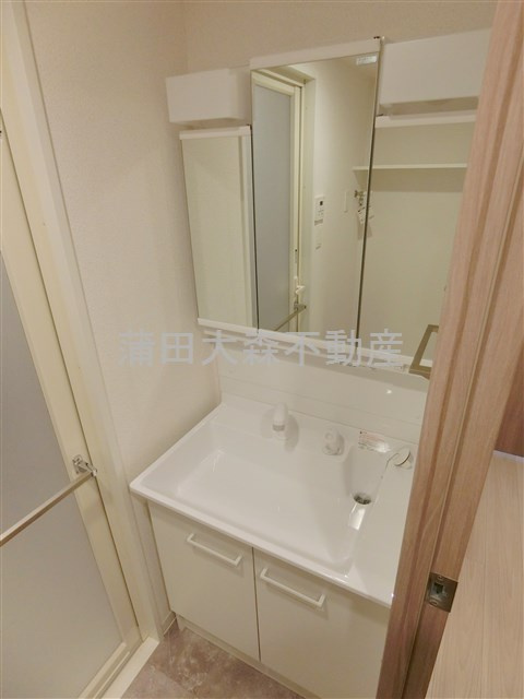 ARCOBALENO UMEYASHIKI アルコバレーノ梅屋敷の洗面所|3面鏡の独立洗面台