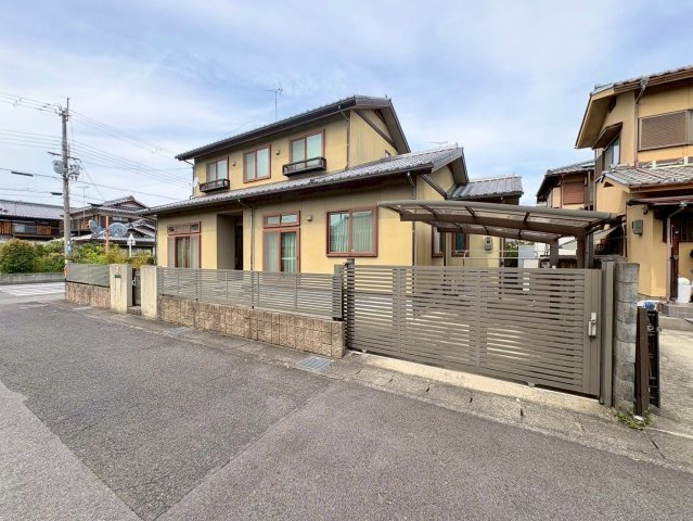 栗東市霊仙寺2丁目　中古戸建ての前面道路含む現地写真