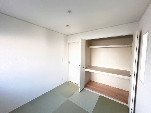 【Cradle garden】壬生町安塚 第5 全3棟の収納|〇3号棟・4.5帖和風サービスルーム〇
和の落ち着きに馴染む収納は、来客時も一瞬で片付く頼もしさ！
日用品から寝具までまとめてしまえる心強い大容量です♪
※2026年5月撮影