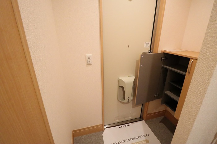 ファースト ステージの玄関|カウンタータイプのシューズボックスがあります。