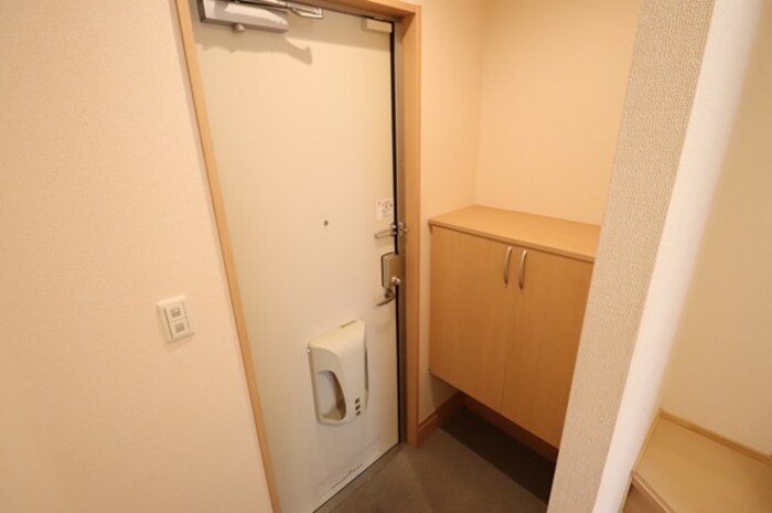 ファースト ステージの玄関|カウンタータイプのシューズボックスがあります。